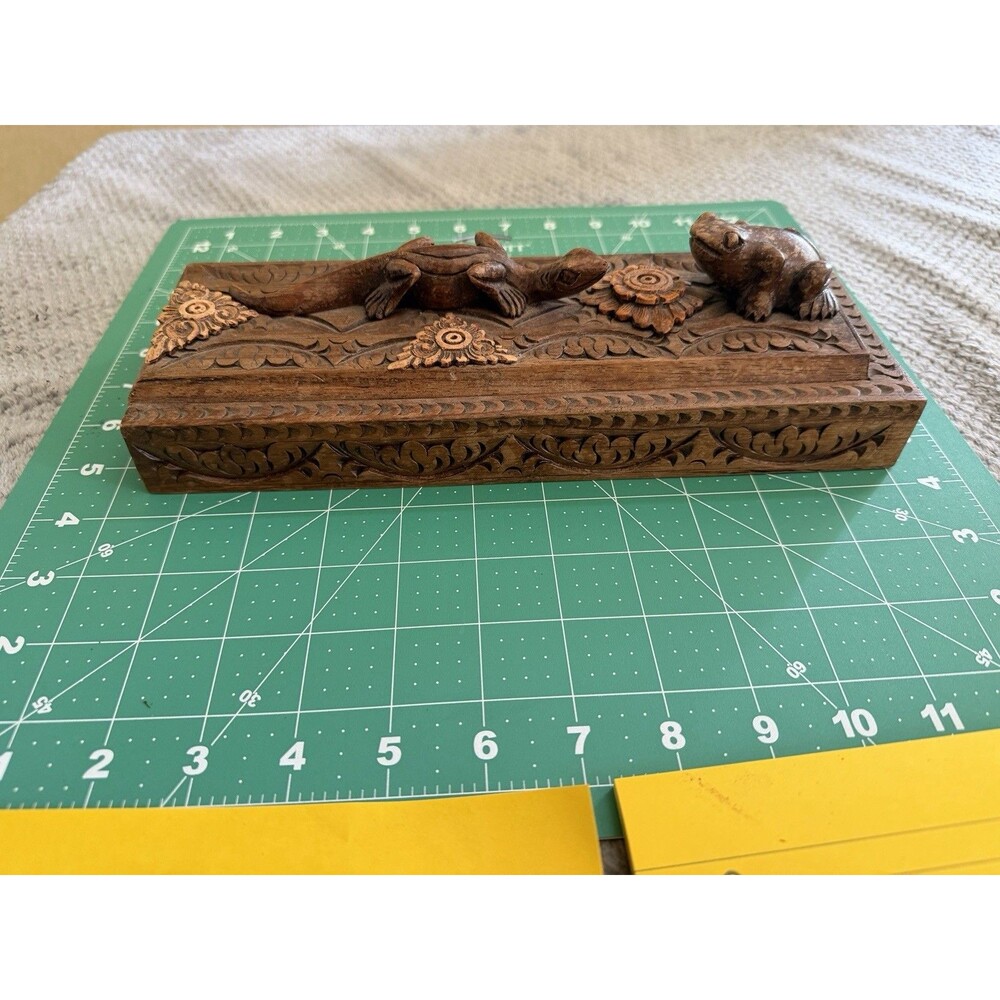 Vintage Hand Carved Wood Box with Chopsticks Lizard and Frog Set of 8 Sticks - Picture 6 of 15
